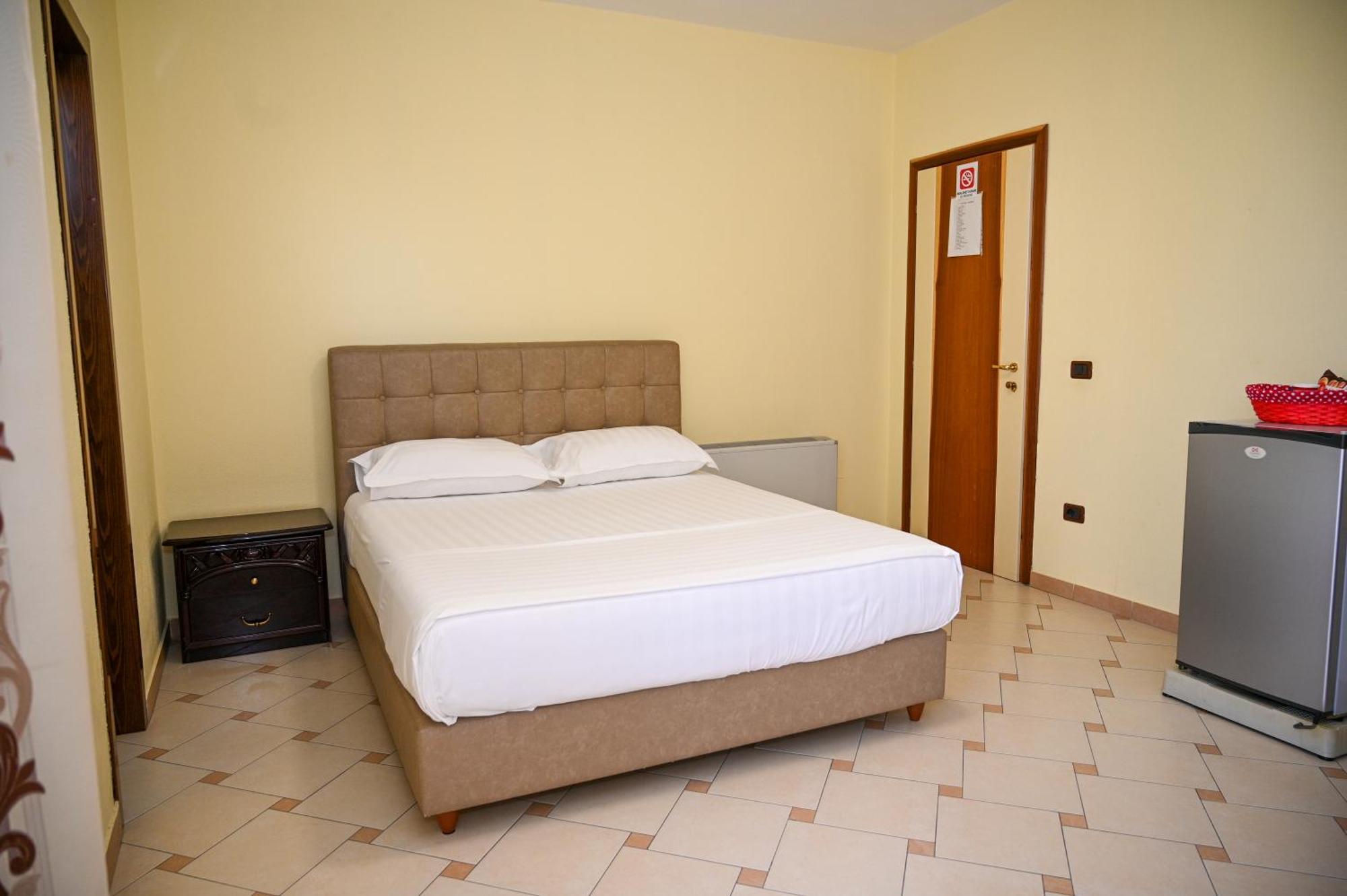 Hotel Vila Emes Durrës Exterior foto