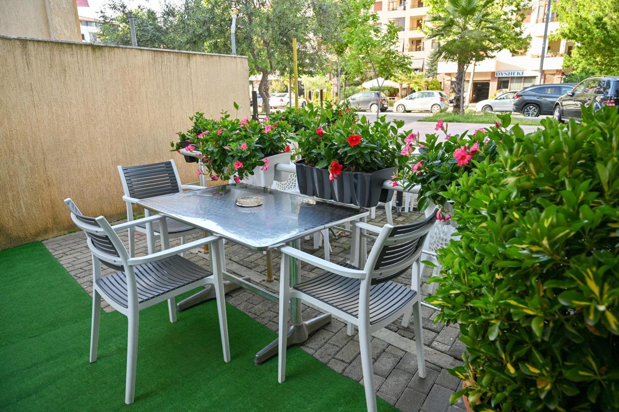 Hotel Vila Emes Durrës Exterior foto